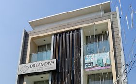 RedDoorz near Setrasari Mall 4