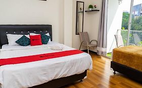 RedDoorz near Setrasari Mall 4